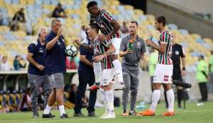 Fluminense 4 x 0 Paraná - Jadson faz dois e Tricolor atropela no Maracanã