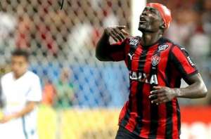 Vitória rescinde o contrato com Kanu: 