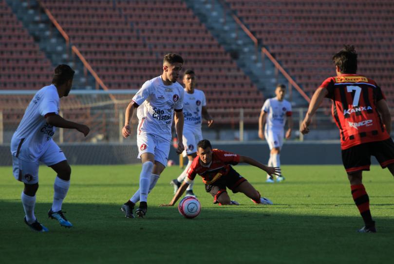 Gustavo França fez primeiro jogo na equipe profissional contra o Ituano (Foto: Marcelo Germano)