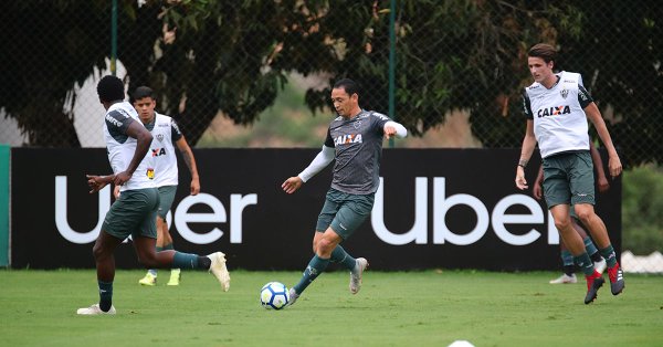 Recuperados, Cazares e Ricardo Oliveira devem voltar ao Atlético-MG no domingo