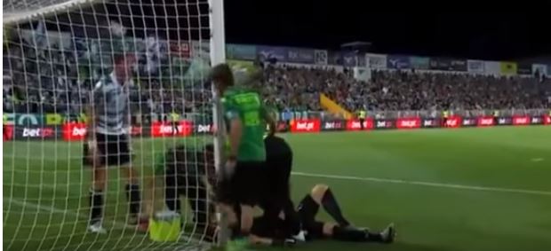 Português: Após sofrer concussão cerebral, goleiro tem vida salva por zagueiro do Sporting