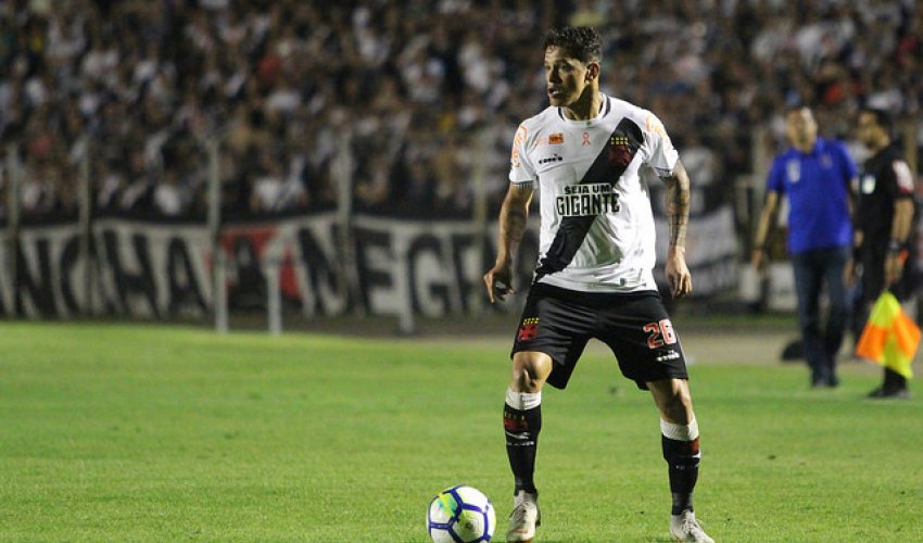 Meia do Vasco analisa clássico: ‘Erramos menos, mas mesmo assim não vencemos’