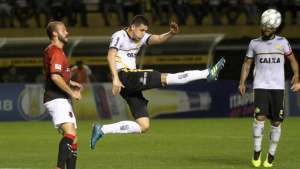 Série B: Meia do Criciúma lamenta derrota no fim, mas ressalta entrega do elenco