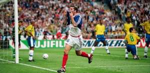 Suspeita de fraude adia leilão de camisa usada por Zidane na final da Copa de 98