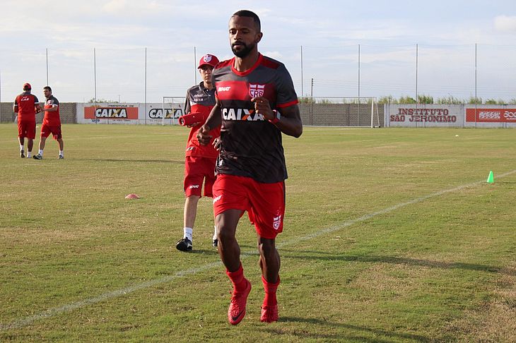 Série B: Após empurrão, árbitro relata agressão de meia do CRB