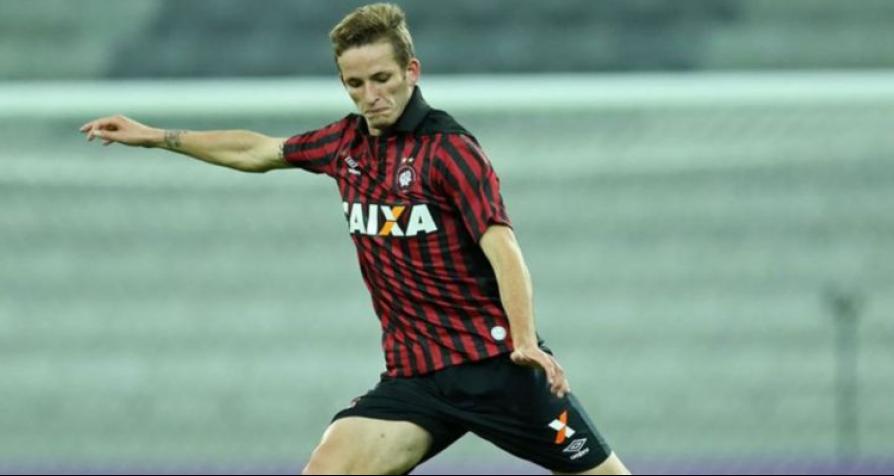 Após cumprir suspensão automática contra o América Mineiro, o zagueiro Léo Pereira volta a ficar à disposição da comissão técnica