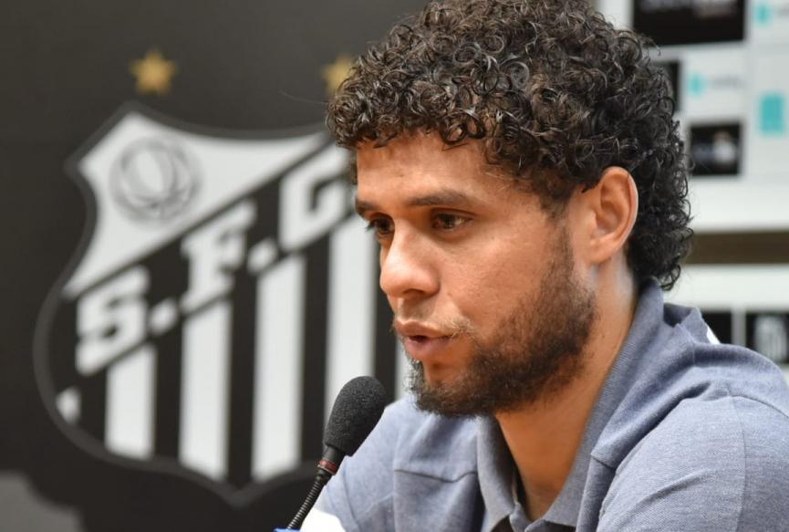 Victor Ferraz deu entrevista coletiva nesta quarta-feira (Foto: Divulgação/Santos FC)