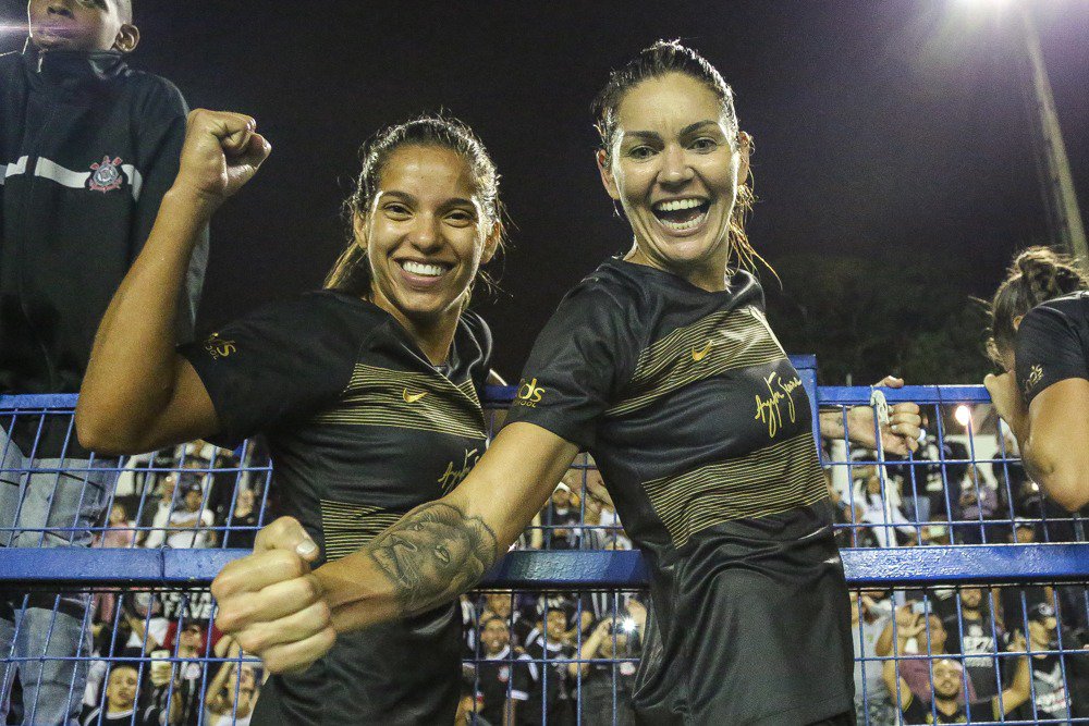 BRASILEIRO FEMININO: Com dois gols no fim, Corinthians derrota Flamengo e avança à final