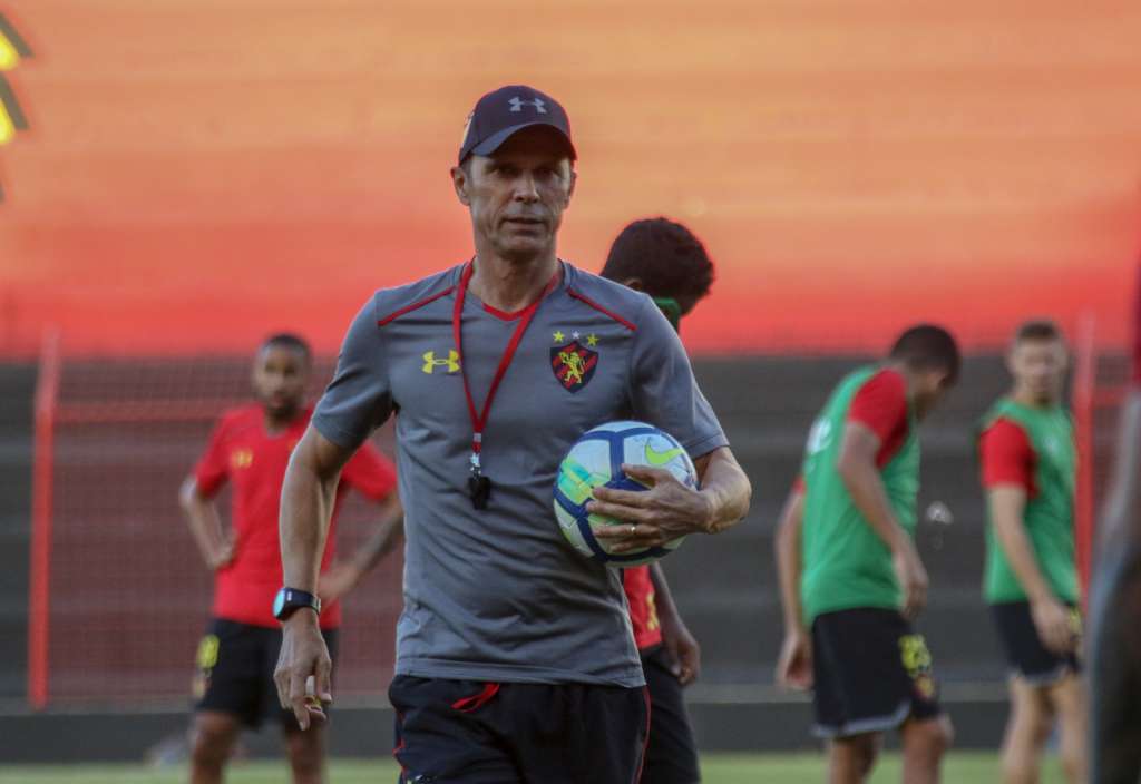 Milton fez questão de passar confiança para os jovens Adryelson e Evandro  - Williams Aguiar/Sport Club do Recife