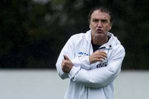 Cuca relaciona 22 para clássico e Robson Bambu segue como desfalque do Santos