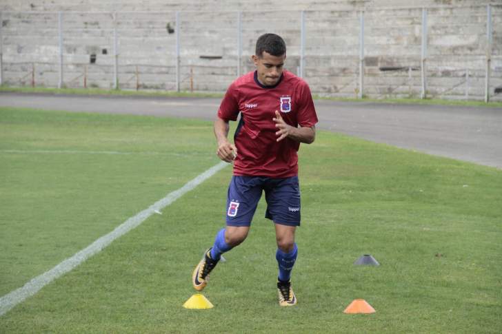 Nadson volta a treinar e Claudinei Oliveira deve ter mudanças no time titular