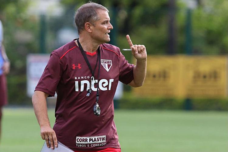 São Paulo treina e Aguirre aposta em conversa para reanimar a equipe