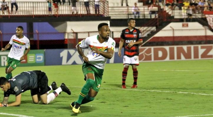 Maracás pega o rebote do goleiro e faz o gol da vitória do Sampaio, agora fora da zona de rebaixamento