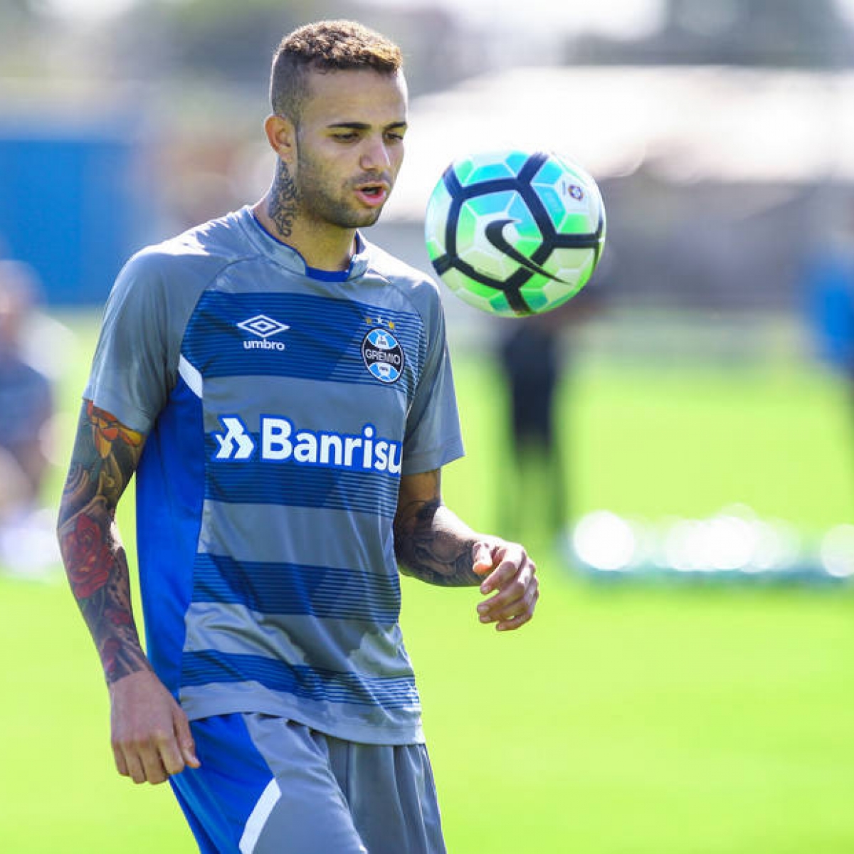 Luan minimiza críticas da torcida e cita indecisão do seu futuro no Grêmio