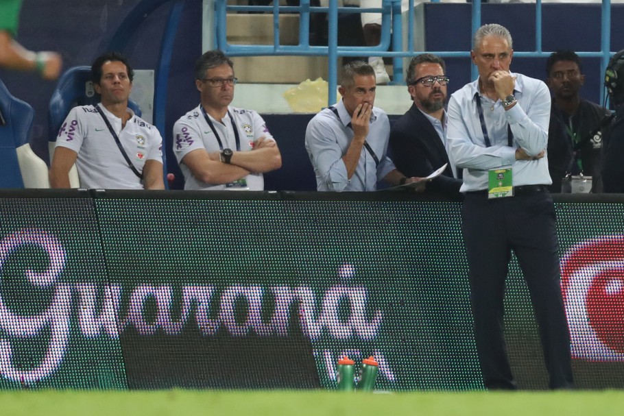 Após viagem, seleção faz treino leve em preparação para amistoso com a Argentina
