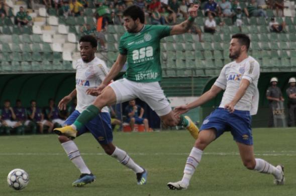 Bruno Mendes, do Guarani, foi bem marcado pelo Avaí que levou a melhor dentro do Brinco de Ouro