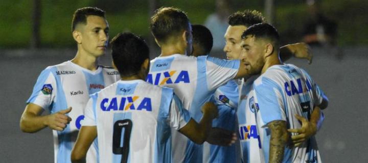 Dagoberto marcou de pênalti e chegou aos 13 gols, um atrás de Lucão, do Goiás. Foto: Gustavo Oliveira . LEC