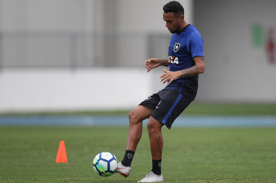 Gilson ganha disputa com Moisés e será titular da lateral do Botafogo no Castelão