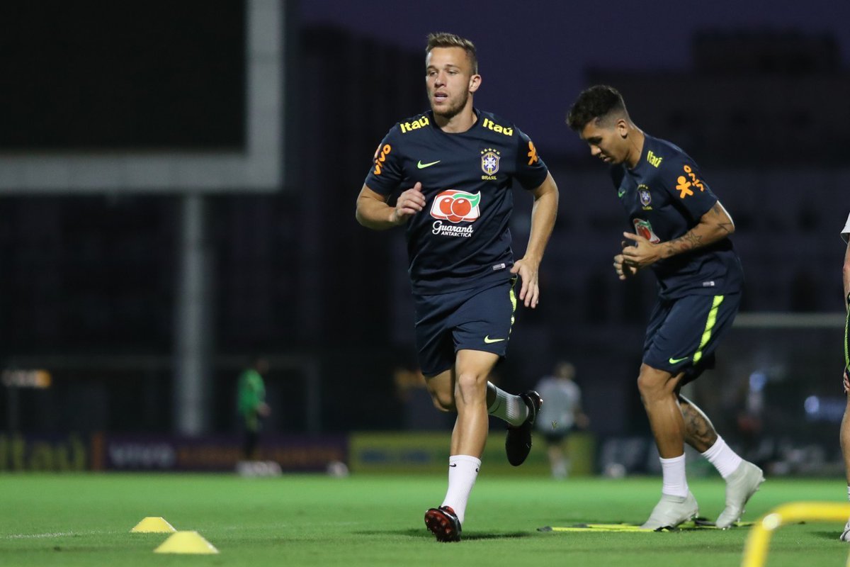 Arthur dá pista de que será titular do Brasil contra a Argentina e festeja chance