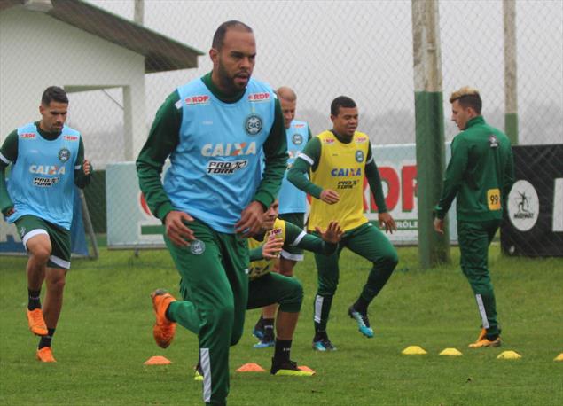 Série B: Argel cogita escalar Coritiba com três atacantes