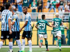 Ex-craques do Palmeiras divergem sobre estilo de Deyverson