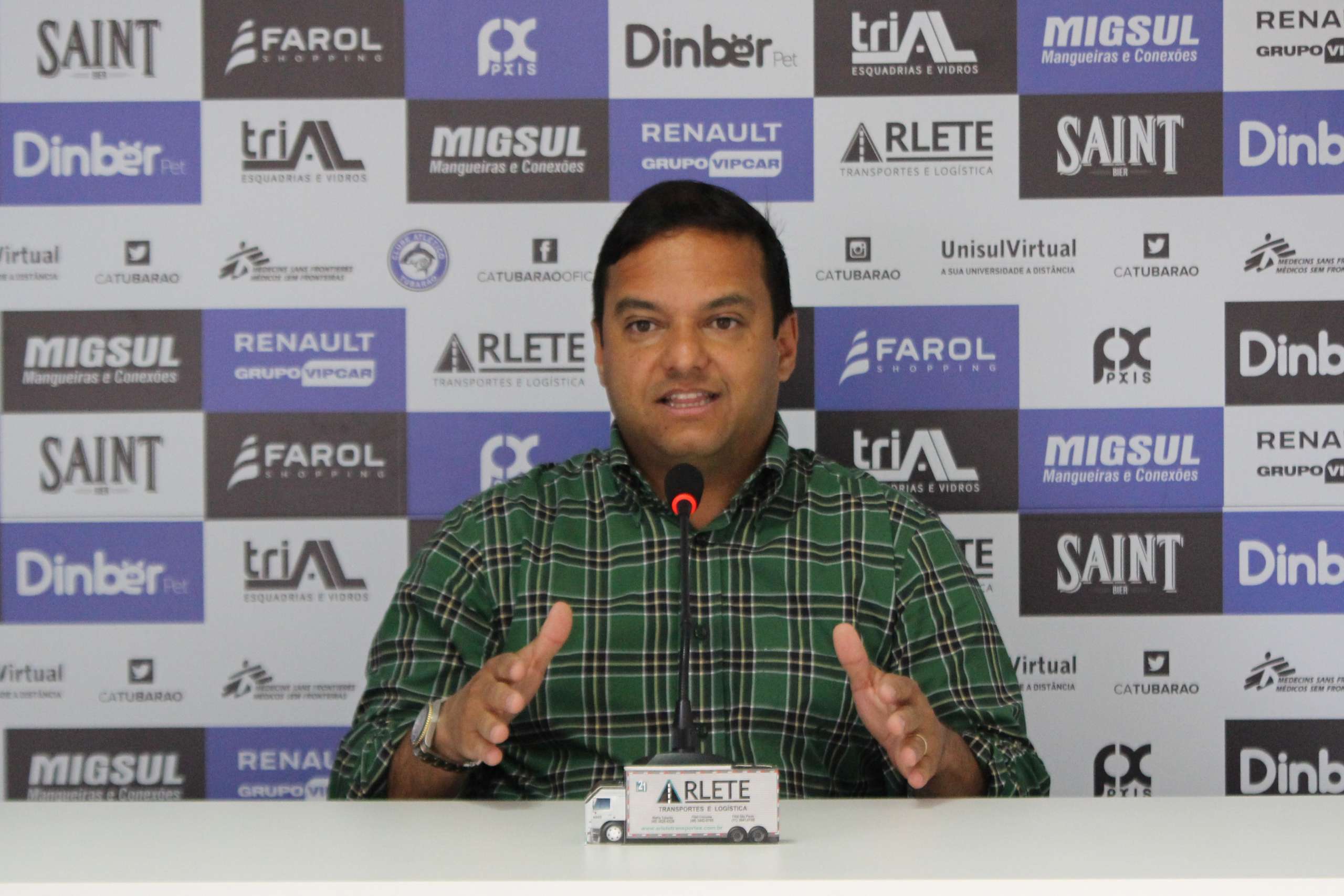 Copa SC: Após estreia no profissional, Tubarão presenteia atletas vindo da base