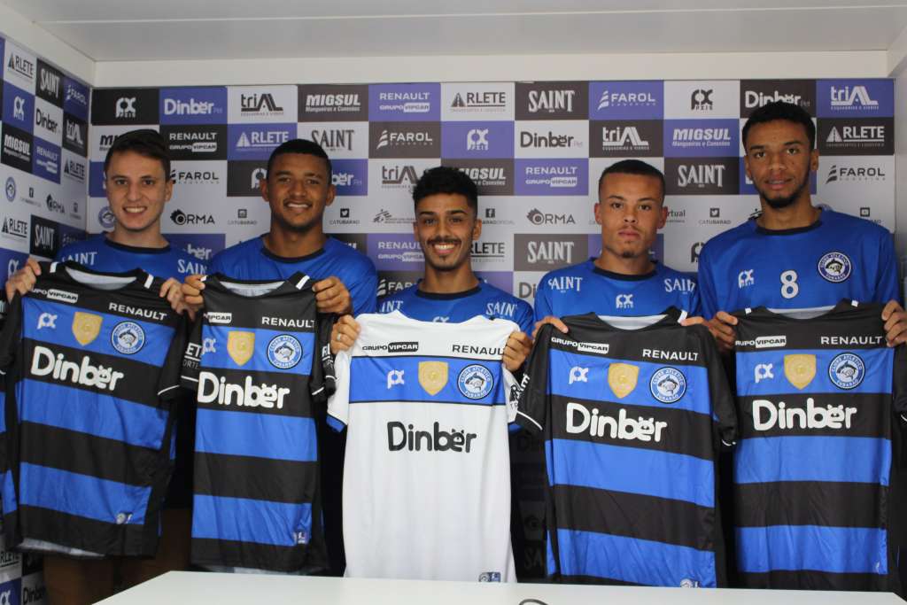  Atletas formados na base recebem camisas utilizadas em suas estreias