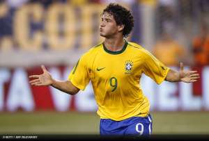 Ex-craque do Milan, Alexandre Pato passa dicas para Lucas Paquetá do Flamengo