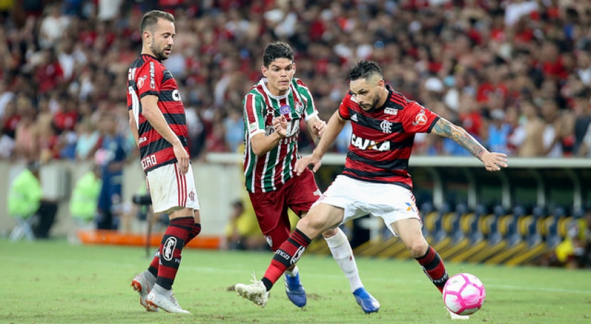 Flamengo e Corinthians disputam lateral do Fluminense; Multa é de R$ 30 milhões