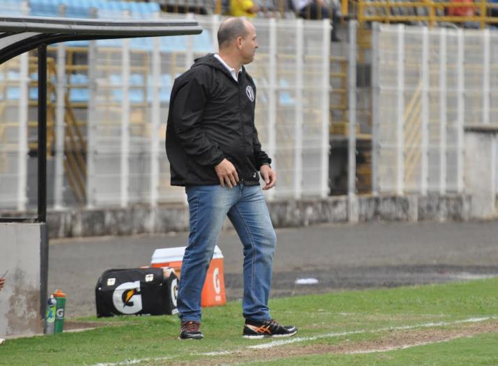 O técnico Cléber Gaúcho prega cautela para buscar a classificação (Foto: Vitor Prates)