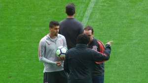 Esquentou! Comissão técnica do Corinthians discute durante treino lotado