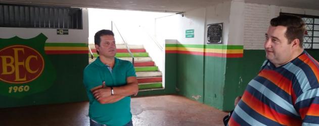 Maclaren e o gerente Luisão estiveram no Estádio Fortaleza do Barretos de olho em 2019