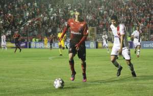 Série B: André Luis comemora vitória do Atlético-GO: 