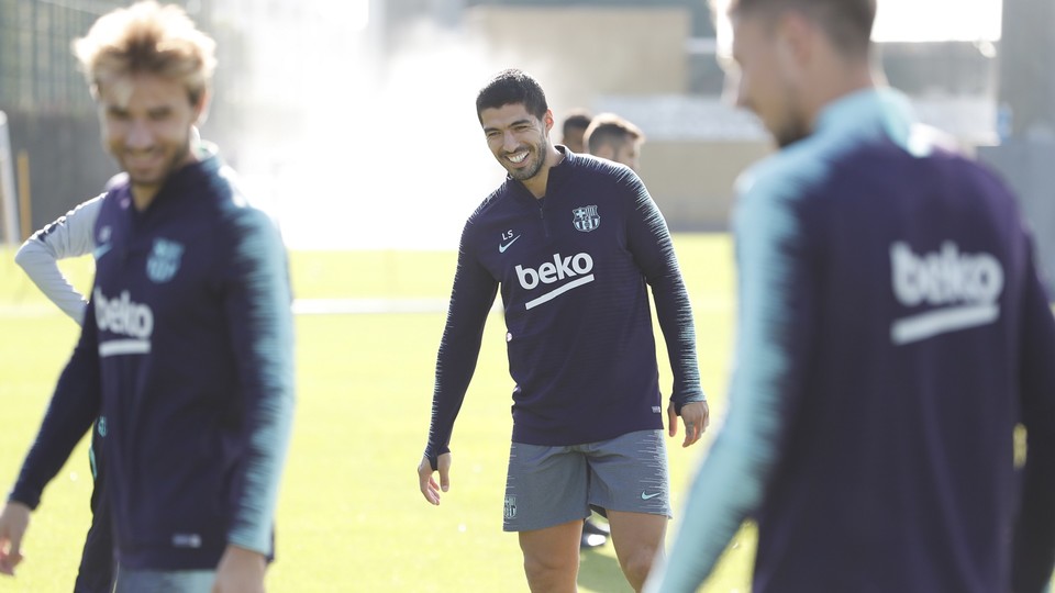 Recuperado de lesão, Suárez volta a treinar no Barcelona e pode encarar Sevilla
