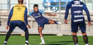 Marinho torce tornozelo, deixa treino com muitas dores e vira nova baixa gremista