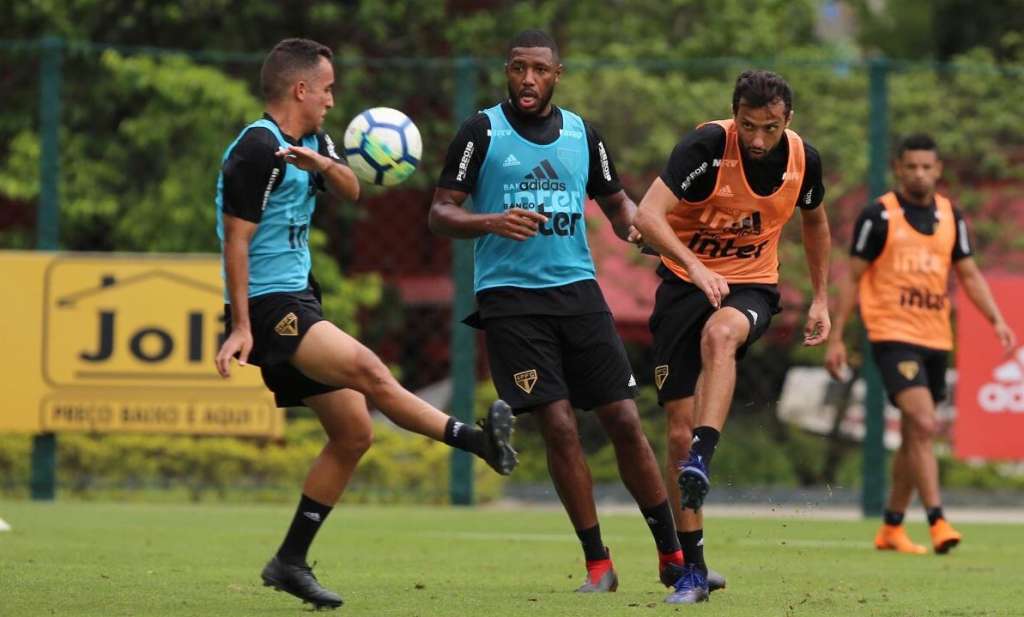 Aguirre conversa com elenco do São Paulo e Reinaldo é poupado de treinamento