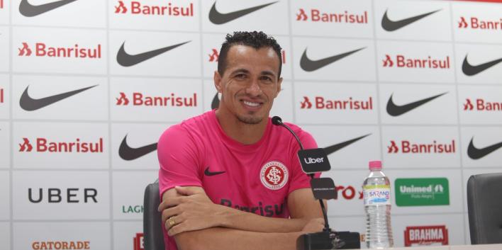 Em entrevista coletiva, Damião revelou que precisou recorrer ao uso de uma injeção com medicamento (Foto: Divulgação/SC Internacional)