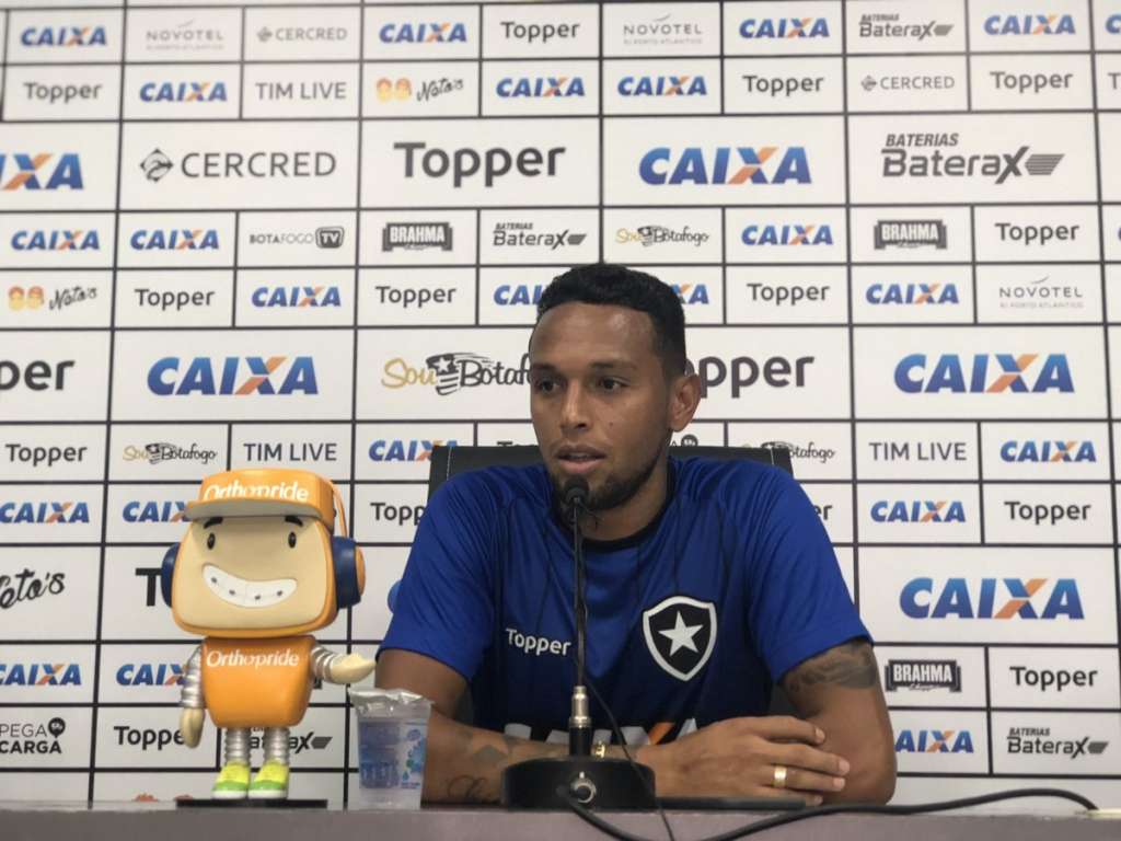 Lateral Gilson evita prever clima de revanche em jogo do Botafogo contra o Bahia