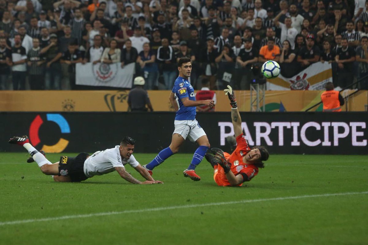 Se Júnior Santos da Ponte se afoba na cara do gol, Arrascaeta se delicia; Cruzeiro campeão