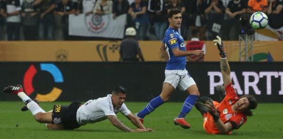 Se Júnior Santos da Ponte se afoba na cara do gol, Arrascaeta se delicia; Cruzeiro campeão 2 0002050348686 img