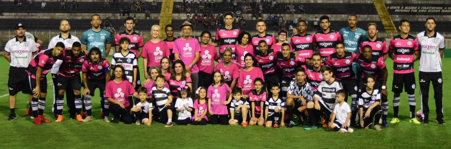 XV jogou com a camisa em homenagem ao Outubro Rosa e entrou em campo com várias mulheres da campanha