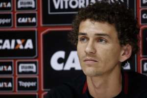 Fabiano diz que pressão sobre o Corinthians pode ajudar o Vitória