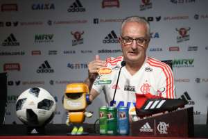 Dorival despista sobre volta de Diego ao Flamengo e pede atenção com o Paraná