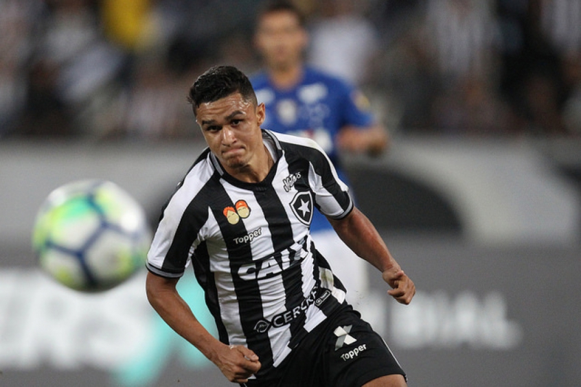 Erik se diz feliz no Botafogo e minimiza reserva: ‘Já não sou nenhuma promessa’