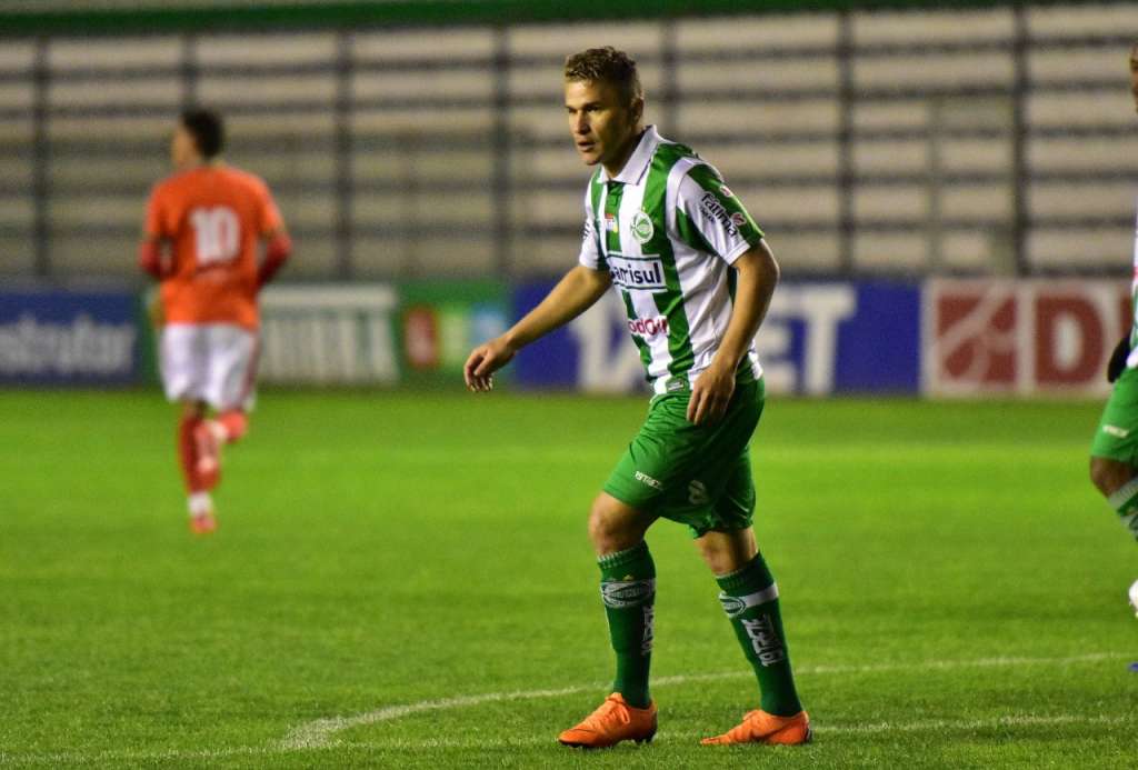 De volta após expulsão, Leandrinho pede atenção ao Juventude