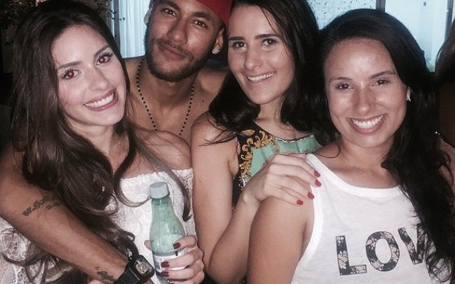 Affair de Neymar, Camila Karam é flagrada em boate ao lado do craque