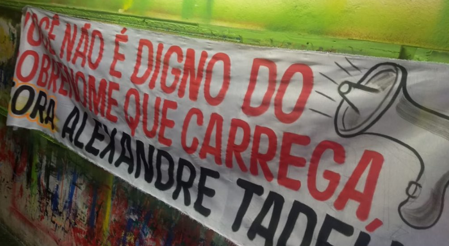 Veja as faixas de protesto da torcida do Atlético-MG!