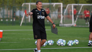 Com mudanças em 'intocáveis', São Paulo recebe Atlético-PR tentando retomar rumo