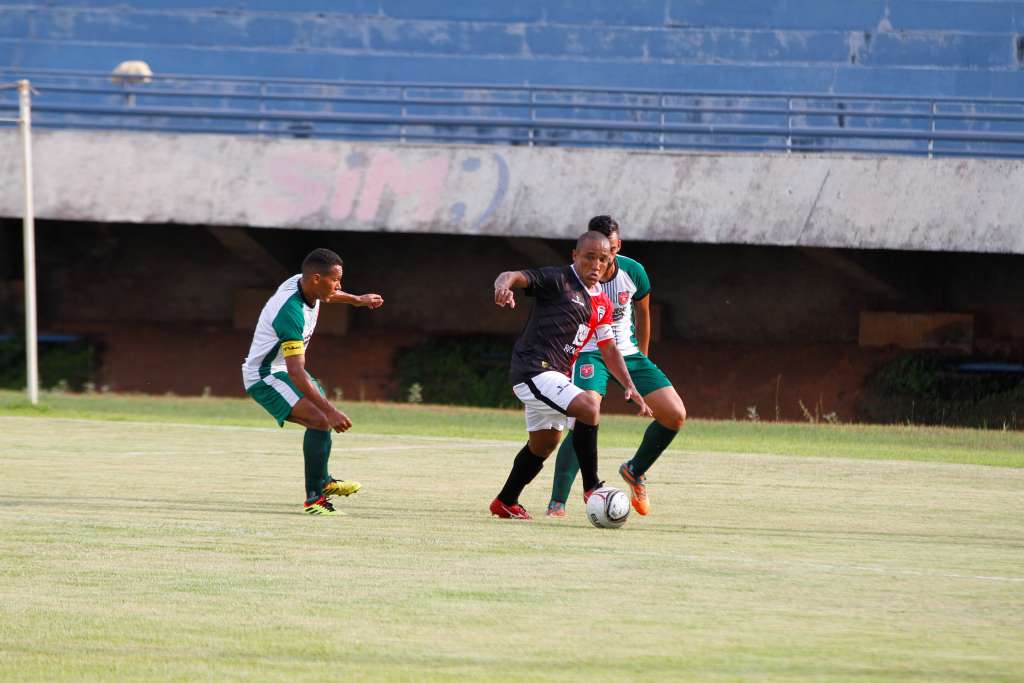 Atacante Nona (Capital) em lance com jogadores do União FC (Foto: Elias Oliveira) 