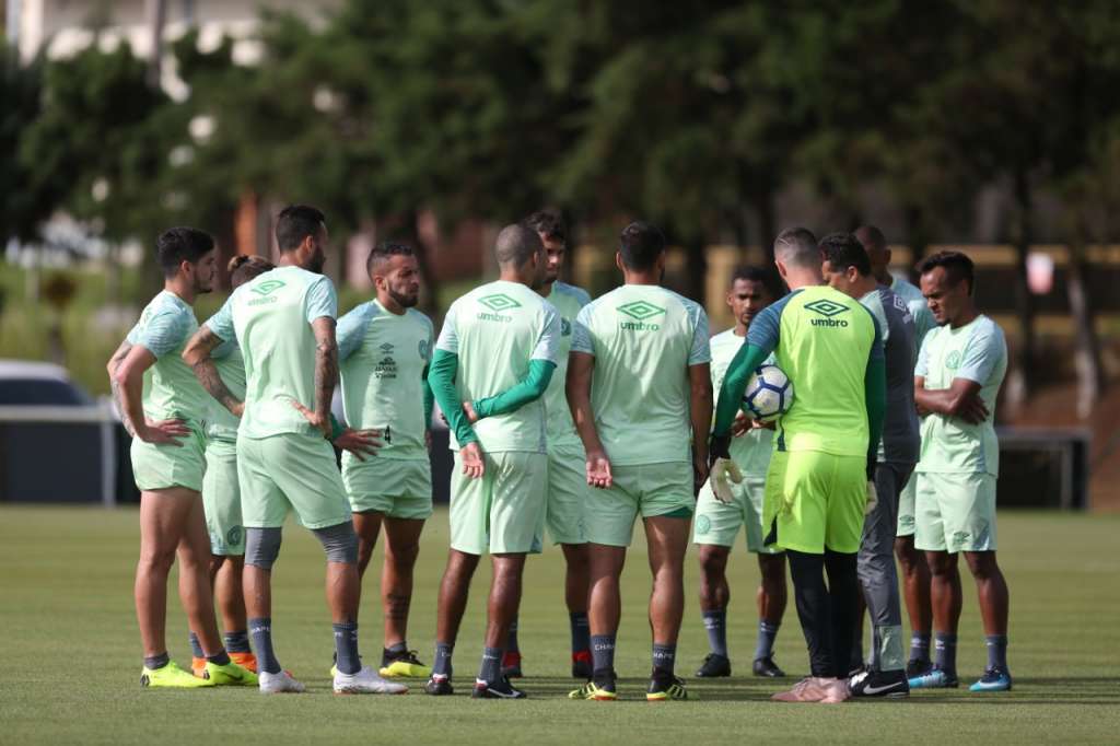 Na estreia de Claudinei Oliveira, Chapecoense enfrenta Cruzeiro com mudanças
